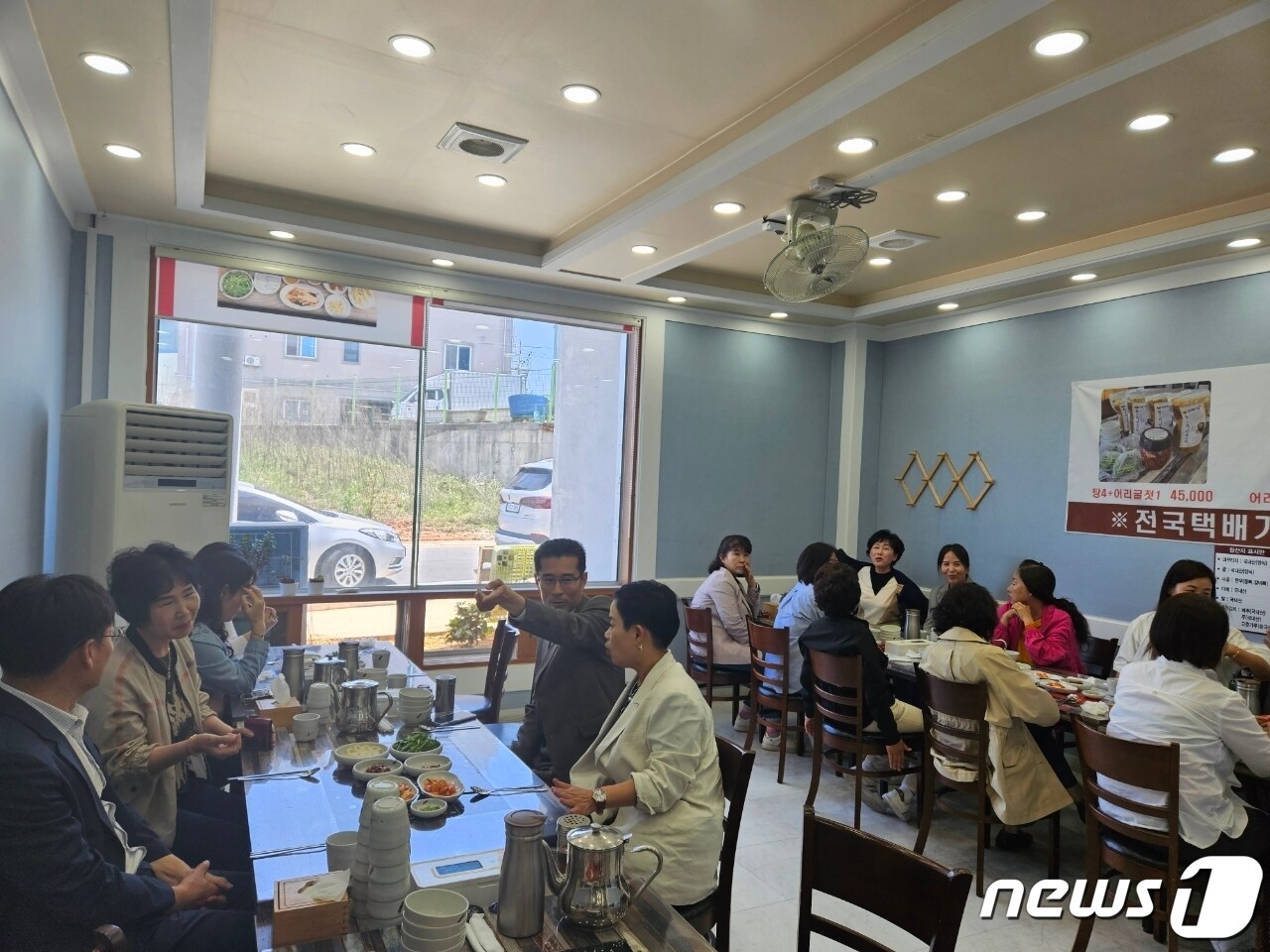 전북 부안군 부안읍(읍장 김창조)은 9일 노인맞춤돌봄 서비스를 수행하는 생활관리사 23명을 초청해 부안종합사회복지관 관계자들과 소통 간담회를 가졌다.(부안읍 제공)2023.5.9/뉴스1