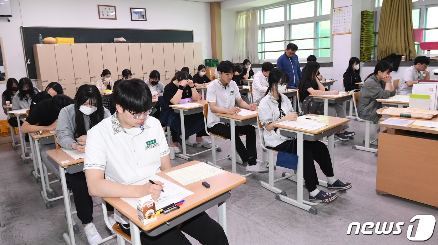 포항 영일고 3학년생들이 대학수학능력시험에 대비한 모의고사를 준비하고 있다.2023.6.1/뉴스1 ⓒ News1 최창호 기자