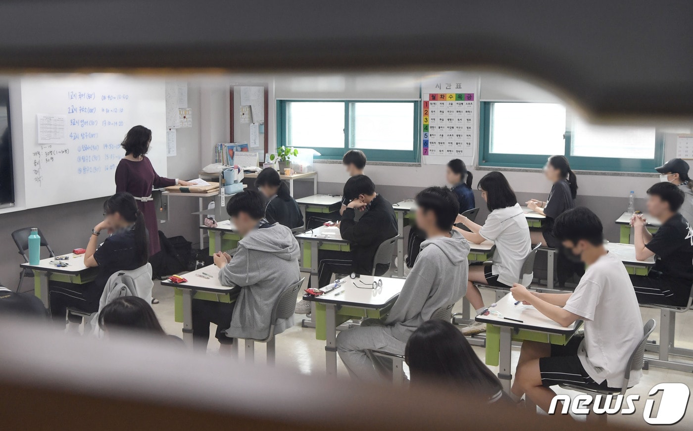 수험생들이 2024학년도 대학수학능력시험 6월 모의평가를 준비하고 있다. /뉴스1 ⓒ News1 사진공동취재단