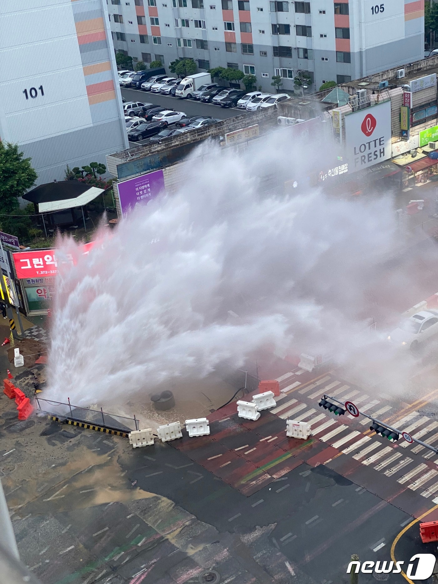 지난 6월1일 오후 광주 서구 금호동 도시철도 2호선 공사현장에서 상수도관이 파열되는 사고가 발생해 물기둥이 솟아오르고 있다.&#40;독자제공&#41; 2023.6.1/뉴스1 