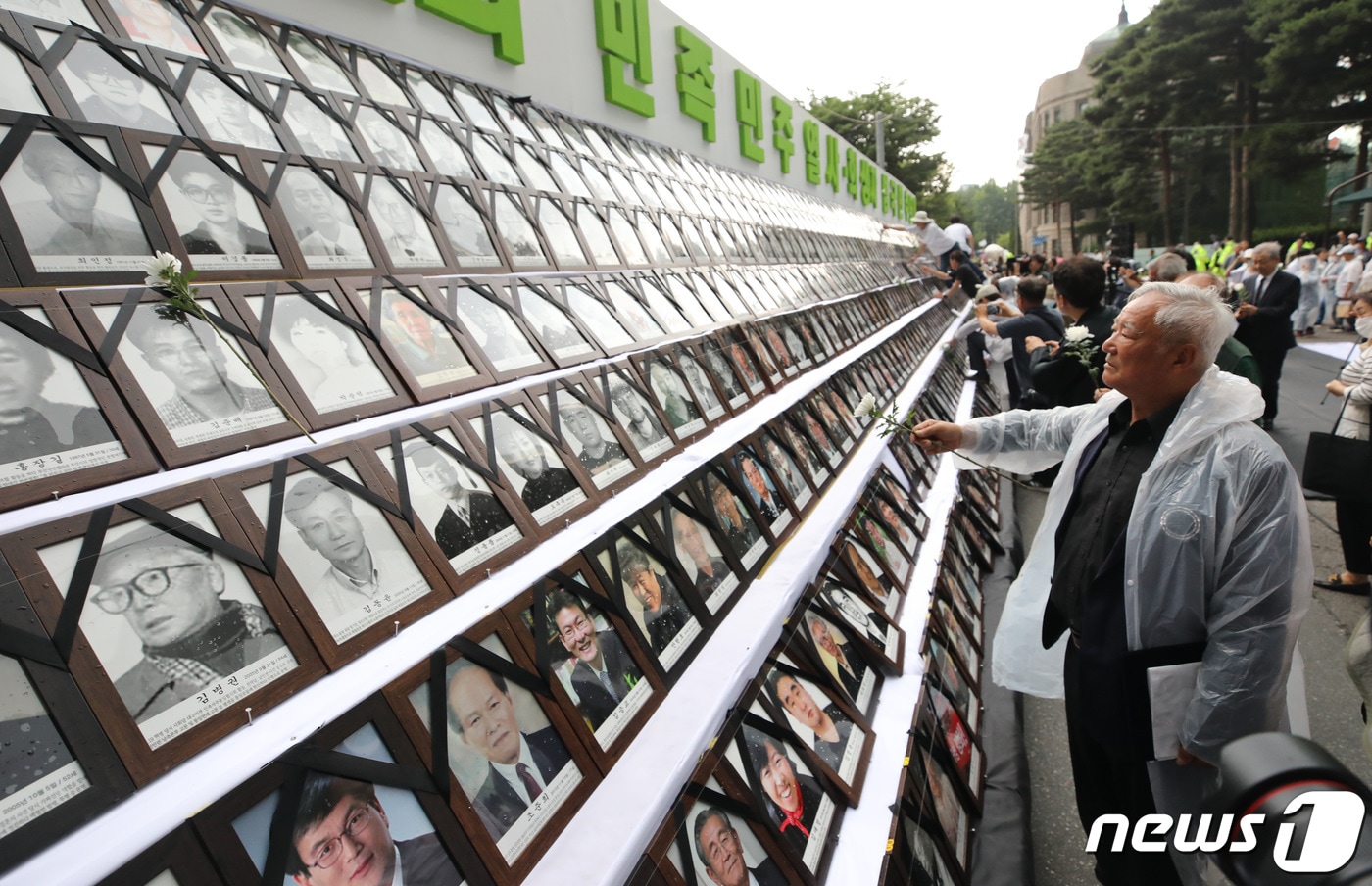6·10 민주항쟁 36주년을 맞은 10일 오후 서울광장 인근에서 열린 민족민주열사 및 희생자 범국민추모제에서 민주열사 유가족들이 영정에 헌화하고 있다. 2023.6.10/뉴스1 ⓒ News1 구윤성 기자