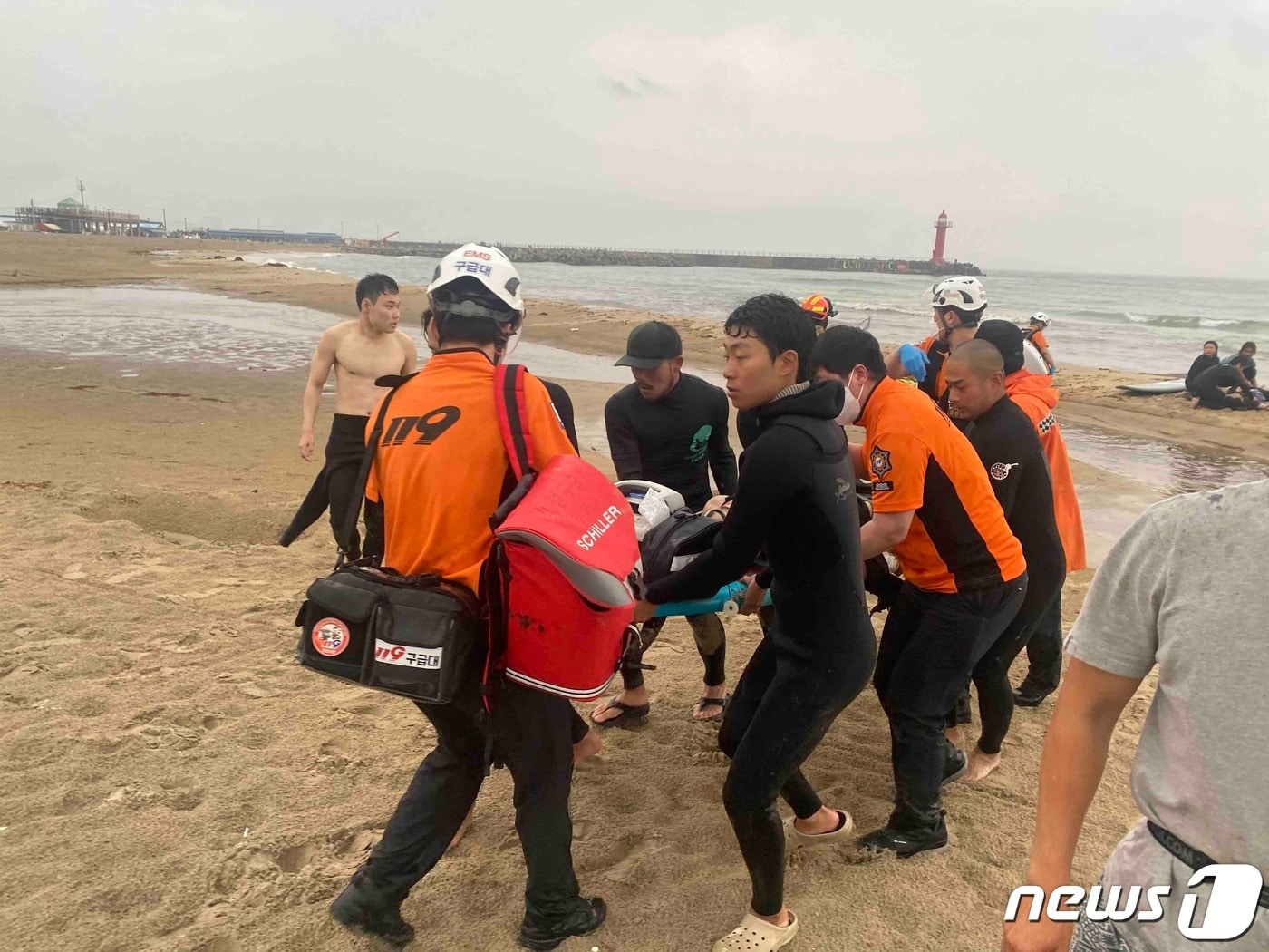 지난 10일 오후 5시 33분쯤 강원 양양군 강현면 전진리 설악해변에서 벌어진 낙뢰사고로 20~40대 남성 6명이 다치는 사고가 났다. 이 중 1명은 11일 오전 강릉의 한 병원에서 숨졌다. (강원도소방본부 제공) 2023.6.10/뉴스1