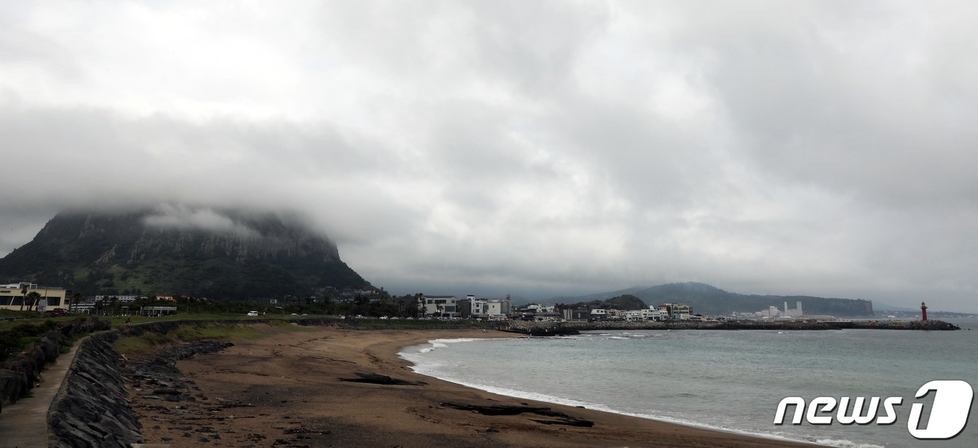 제주 서귀포시 안덕면 산방산 정상부가 구름에 덮여 있다.ⓒ News1 고동명 기자