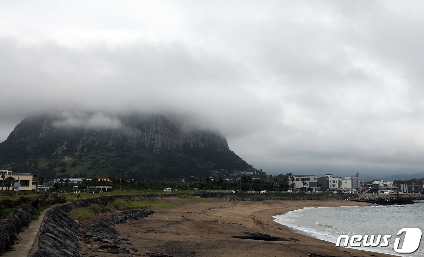 구름 덮인 산방산(자료사진)/뉴스1