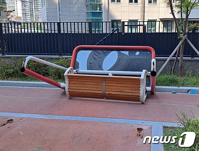 지난 10일 오후 3시29분쯤 경북 경산의 한 아파트 단지 내 놀이터에서 10대 남자 초등학생 A군이 흔들의자(그네의자)에 깔려 심정지 상태로 병원에 이송됐지만 숨지는 사고가 발생했다. 사진은 사고가 발생한 놀이터 흔들의자. (경북소방본부 제공) 2023.6.11/뉴스1 ⓒ News1 공정식 기자