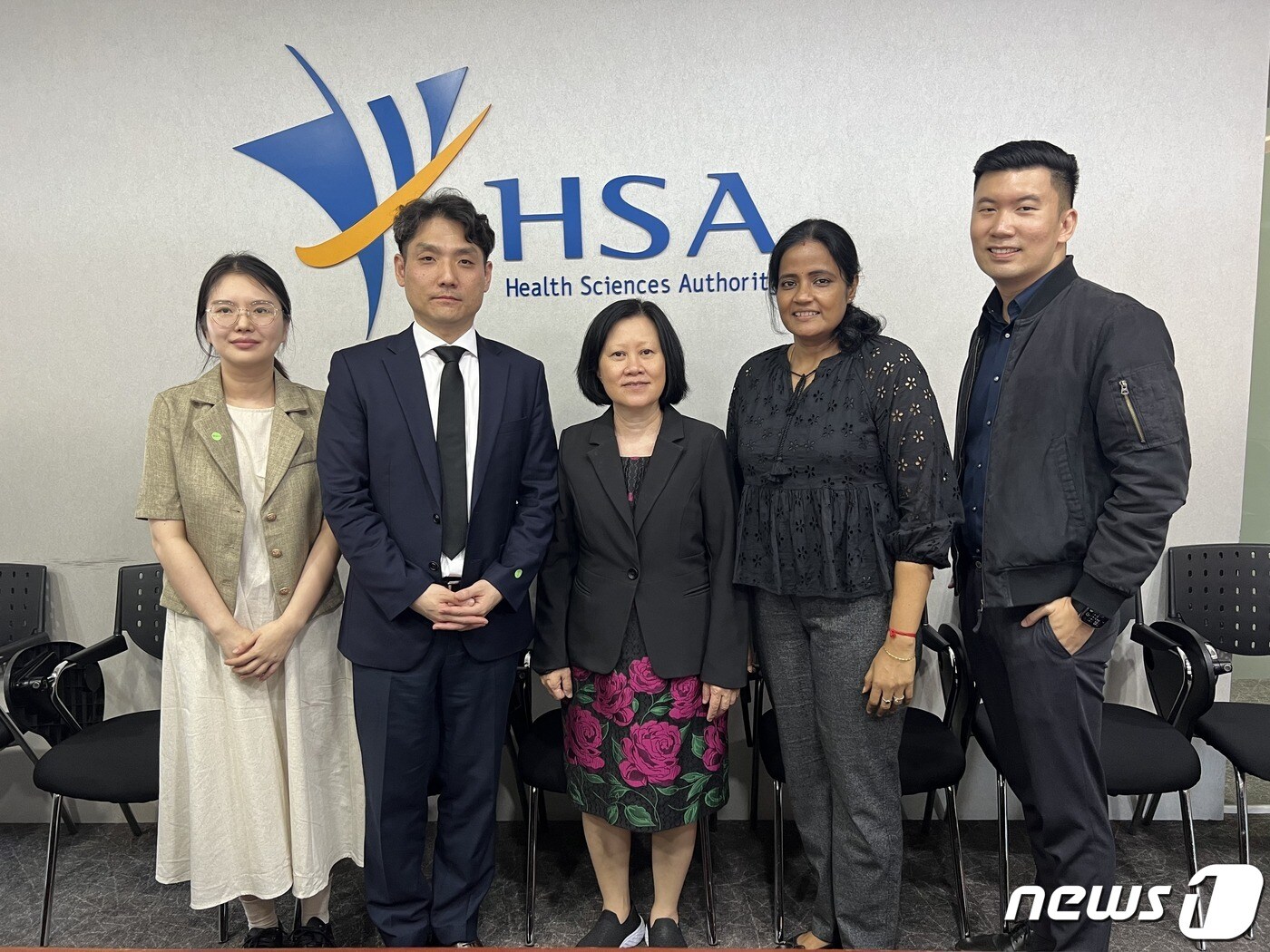 식품의약품안전처 실무진이 싱가포르 보건과학청(HSA) 관계자와 기념사진을 촬영하고 있다(식품의약품안전처 제공)