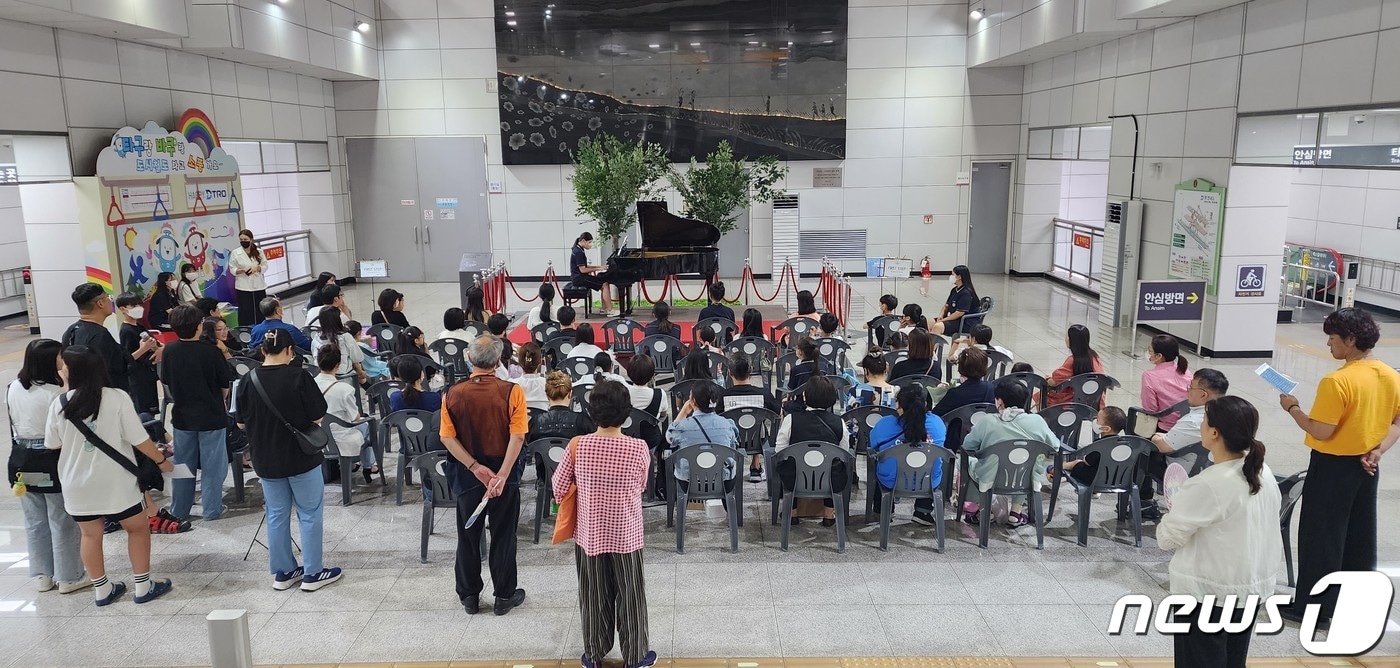 대구도시철도 1호선 화원역이 문화 공연이 있는 '공연특화역'으로 운영된다. 사진은 화원역에서 열린 공연 모습. (대구교통공사 제공)/뉴스1