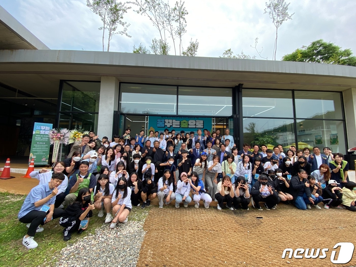 10일 파주 헤이리에서 열린 ‘꿈꾸는 숲으로’ 개관식. 이날 개관식에는 김상준 KCC 상무, 손배찬 파주시청소년재단 대표이사, 박관선 헤이리 이사장, 조성환 도의원, 재단 이사를 비롯한 지역 관계자 및 청소년이 참석한 가운데 기념사, 퍼포먼스, 감사패 및 기부금 전달식 순서로 진행됐다. (파주시청소년재단 제공)