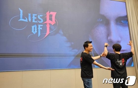 지난 9일 'P의 거짓' 미디어 쇼케이스에서 포즈를 취하고 있는 박성준 라운드8 스튜디오장(왼쪽)과 최지원 P의 거짓 총괄 디렉터 (박소은 기자)