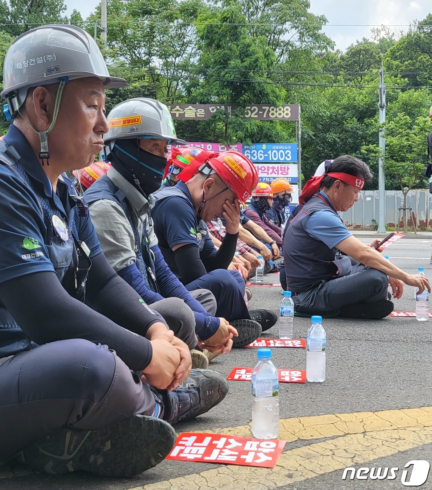 건설노조 대구경북건설지부 조합원들이 13일 오후 대구 수성구 대구경찰청 앞에서 확대간부 결의대회를 열고 최근 경찰이 단행한 노조 간부에 대한 압수수색을 규탄하고 있다. 2023.6.13/뉴스1 ⓒ News1 남승렬 기자