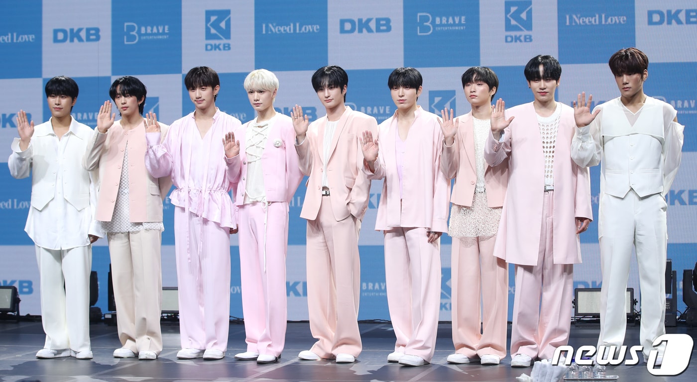보이그룹 다크비(DKB)가 14일 오후 서울 마포구 서교동 신한 플레이 스퀘어 라이브홀에서 가진 여섯 번째 미니앨범 '아이 닛 럽(I Need Love)'의 쇼케이스에서 포즈를 취하고 있다. 2023.6.14/뉴스1 ⓒ News1 권현진 기자