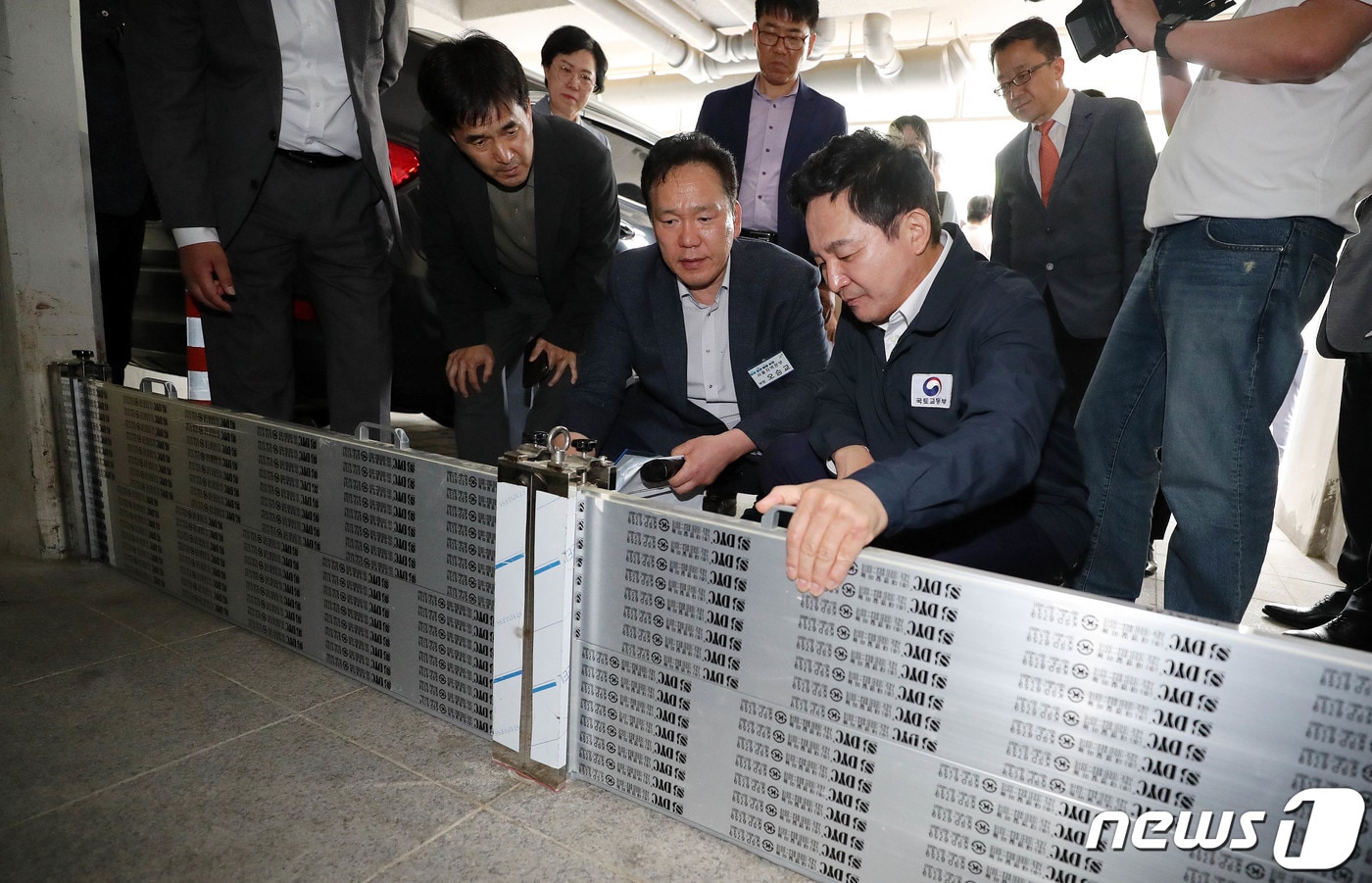 원희룡 국토교통부 장관이 14일 우기 대비 공동주택 현장점검을 위해 서울 강남구 강남3단지아파트를 방문해 주차장에 설치된 침수방지 차수판을 살펴보고 있다. 2023.6.14/뉴스1 ⓒ News1 박세연 기자