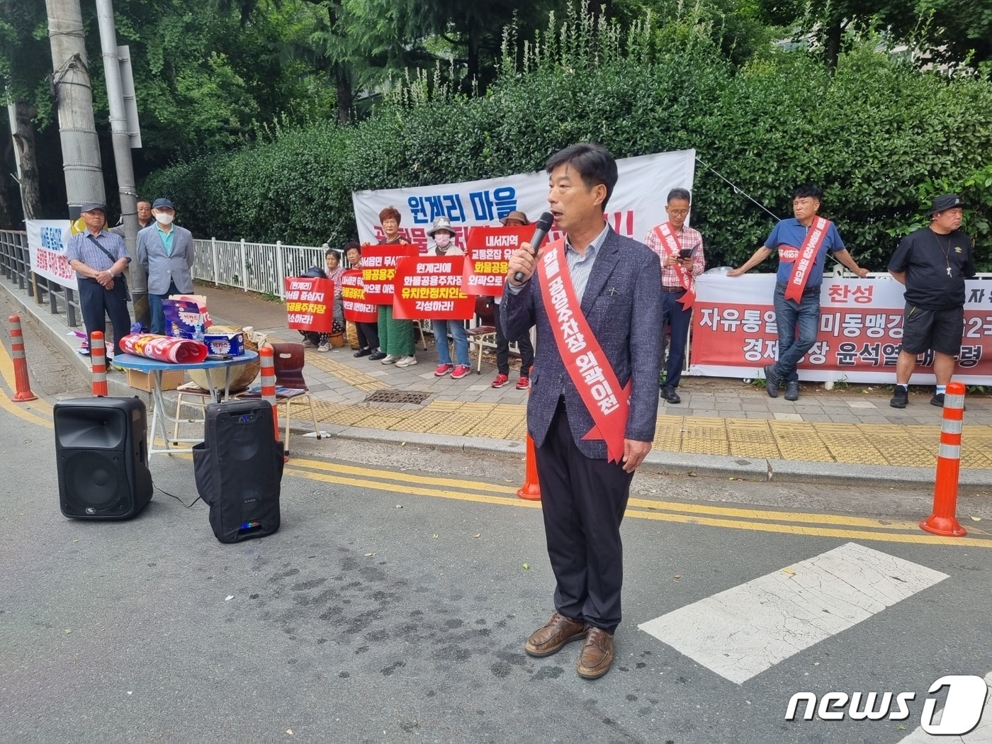 내서읍 화물자동차 공영차고지 조성사업 이전·반대추진위원회 김성준 공동위원장이 차고지 이전 촉구 집회를 하고 있다./뉴스1 이현동 기자