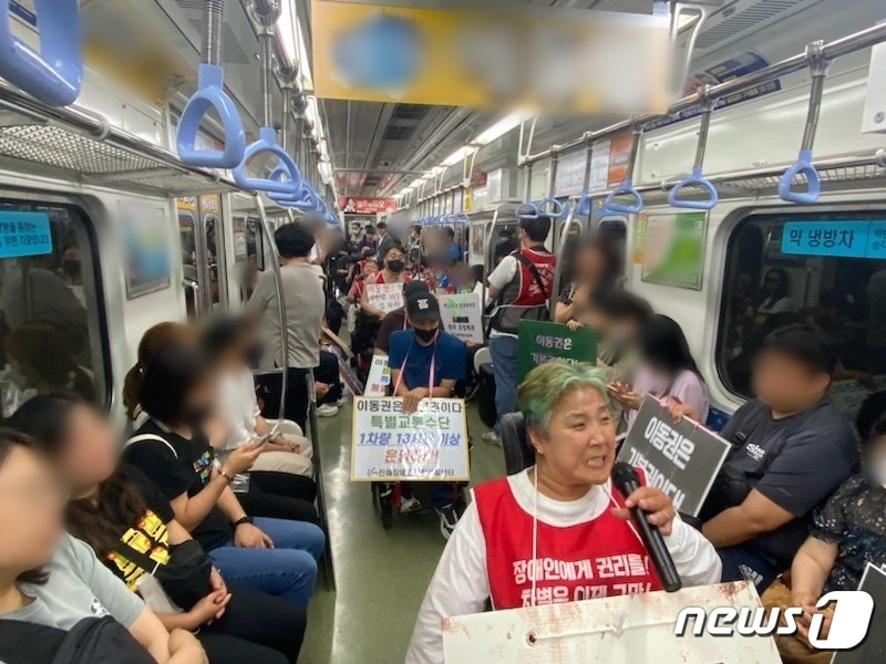 14일 전국장애인차별철폐연대가 부산 지하철에 탑승해 장애인 이동권 보장에 대한 선전전을 펼치고 있다.( 전국장애인차별철폐연대 제공)