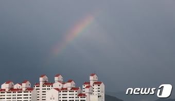 14일 경남 함양군 상공에 소나기를 머금은 무지개가 떠 있다. (함양군 김용만 제공)2023.6.14/뉴스1