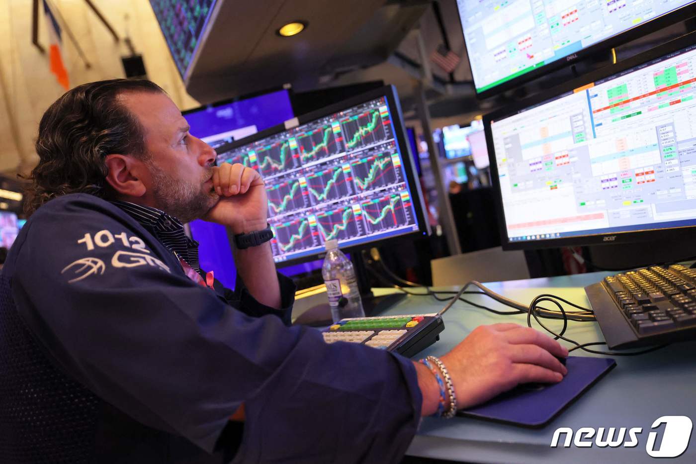 뉴욕 증권 거래소에서 트레이더가 화면 속 데이터를 유심히 살피고 있다. 2023.06.02/ ⓒ AFP=뉴스1 ⓒ News1 권진영 기자