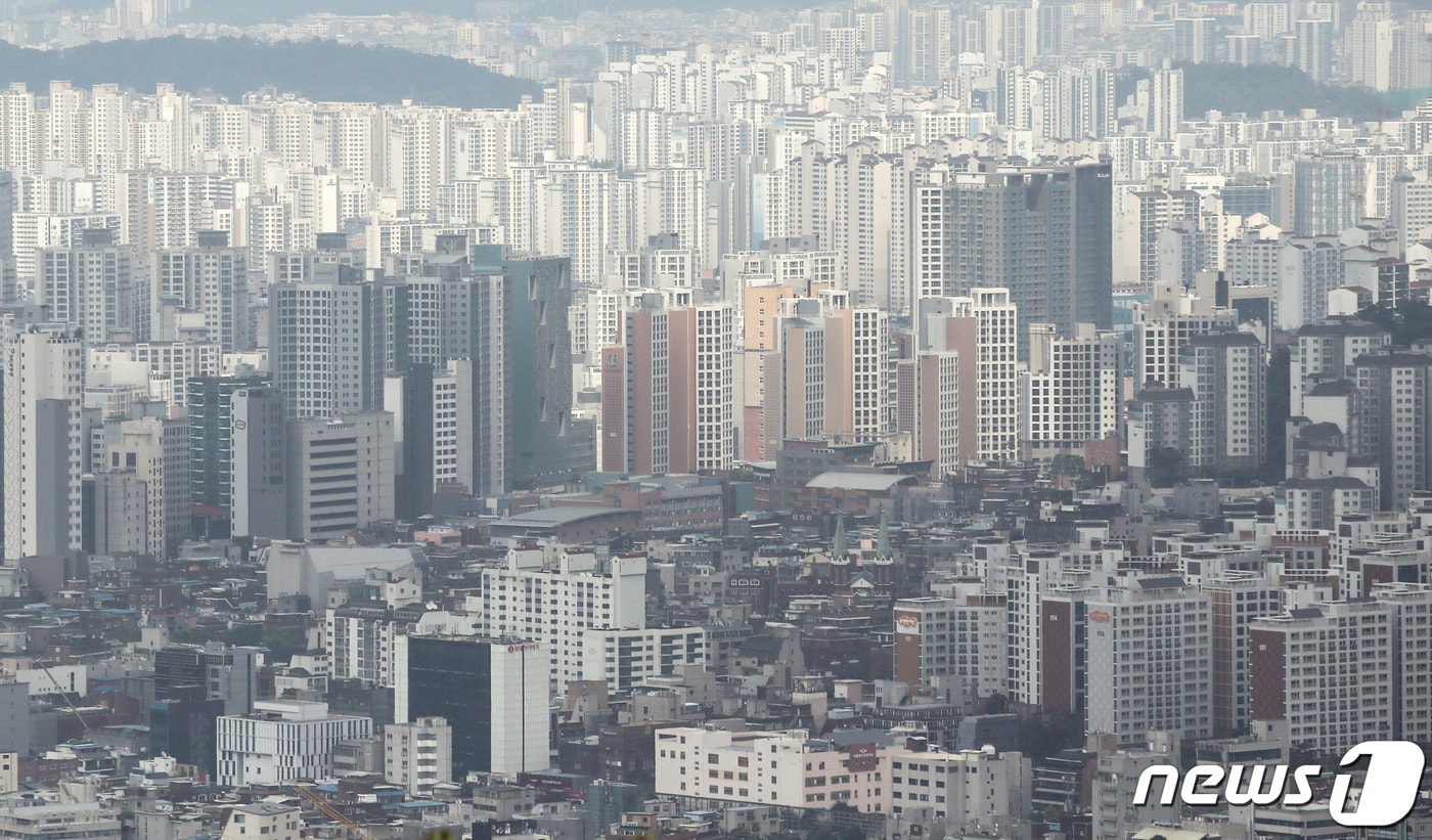 사진은 서울 남산타워에서 바라본 아파트 단지. 2023.6.15/뉴스1 ⓒ News1 김민지 기자