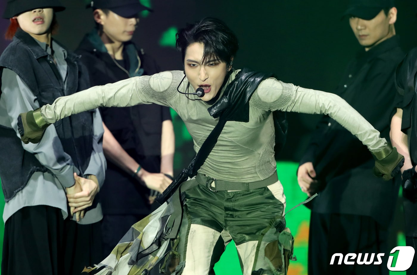 그룹 에이티즈(ATEEZ) 성화가 15일 오후 서울 강서구 화곡동 KBS 아레나에서 가진 미니 9집 '더 월드 에피소드 2 : 아웃로우(THE WORLD EP.2 : OUTLAW)' 쇼케이스에서 신곡을 선보이고 있다. 2023.6.15/뉴스1 ⓒ News1 권현진 기자