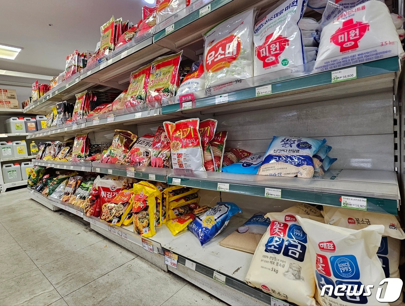 부산의 한 대형마트 조미료 매대에 천일염 재고가 부족한 모습이다. 2023.6.15/뉴스1 ⓒ News1 권영지 기자