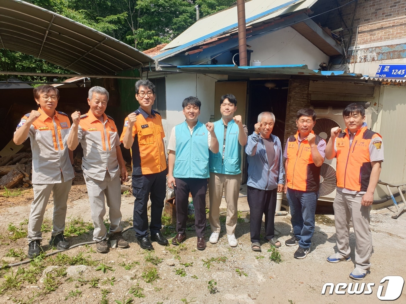 강원 원주소방서가 15일 원주시 판부면의 한 가구에 소방 용품을 설치한 가운데 이날 참석자들이 기념사진을 촬영하고 있다. (원주소방서 제공) 2023.6.15/뉴스1