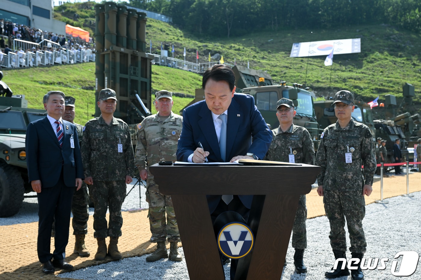 윤석열 대통령이 15일 오후 경기 포천 승진훈련장에서 열린 2023 연합·합동 화력격멸훈련을 주관한 후 방명록을 작성하고 있다. &#40;대통령실 제공&#41; 2023.6.15/뉴스1 ⓒ News1 오대일 기자