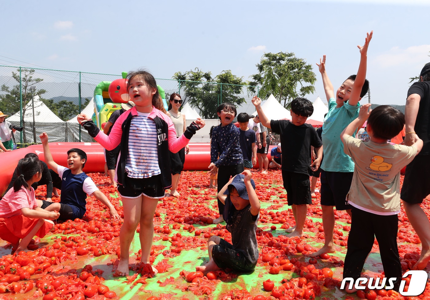 퇴촌 토마토 축제가 신종 코로나바이러스 감염증&#40;코로나19&#41; 발생 이후 4년 만에 정상적으로 개최된 지난해 6월16일 오후 경기 광주시 퇴촌면 공설운동장에서 열린 &#39;제21회 퇴촌 토마토 축제&#39; 토마토 풀장에서 아이들이 즐거운 시간을 보내고 있다. 2023.6.16/뉴스1 ⓒ News1 김영운 기자