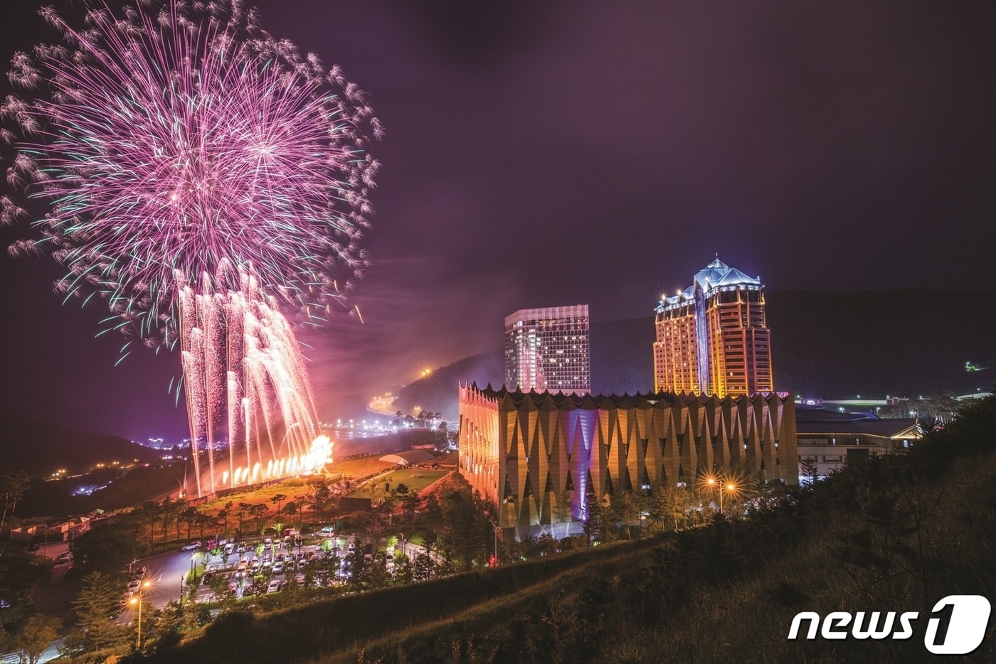 불꽃쇼가 펼쳐지는 강원 정선 하이원리조트 전경. (하이원리조트 제공) 2023.6.16/뉴스1