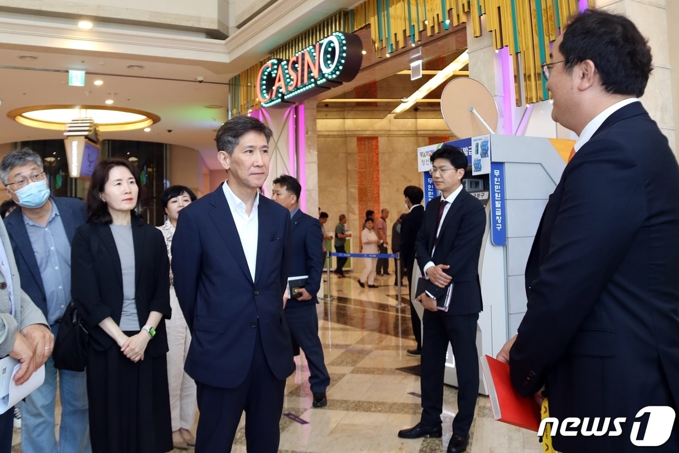 오균 사행산업통합감독위원장(가운데)이 16일 강원랜드 카지노를 찾아 점검에 나서고 있다. (강원랜드 제공) 2023.6.16/뉴스1