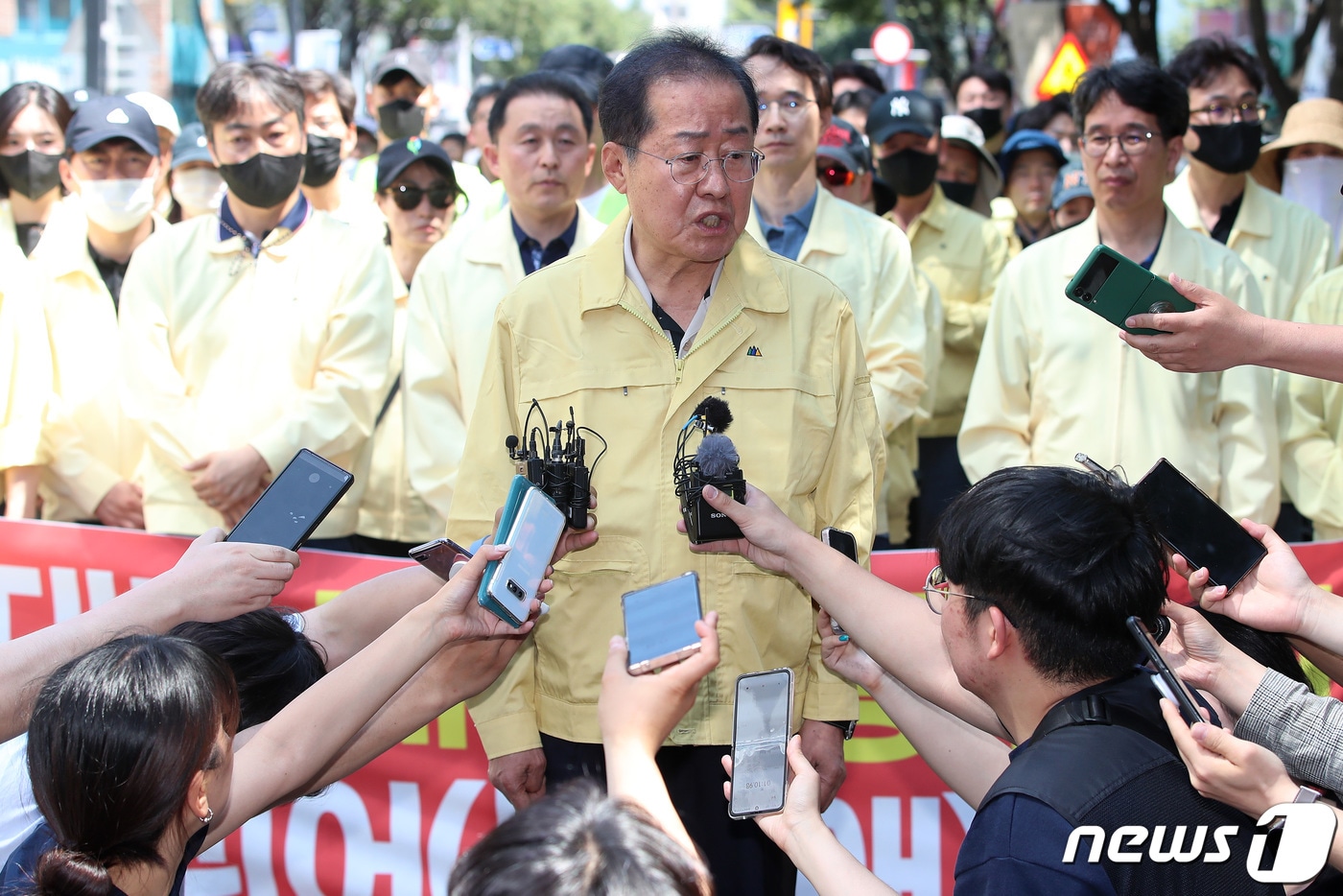 홍준표 대구시장이 17일 오전 대구 중구 중앙로 대중교통전용지구에서 열리는 제15회 대구퀴어문화축제 현장을 찾아 &#34;퀴어축제 불법 도로 점거에 대해 대구경찰청장에게 책임을 묻겠다＂는 뜻을 밝히고 있다. 2023.6.17/뉴스1 ⓒ News1 공정식 기자