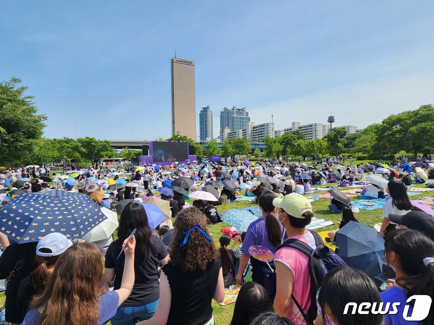 17일 서울 여의도 한강공원 일대에서는 방탄소년단의 데뷔 10주년을 기념하는 &#39;BTS 10주년 페스타 @여의도&#39;&#40;BTS 10th Anniversary FESTA @여의도/ &#39;BTS 페스타&#39;&#41;가 열린 가운데 팬들이 현장에 설치된 대형 스크린을 감상하고 있다. ⓒ 뉴스1 안태현 기자