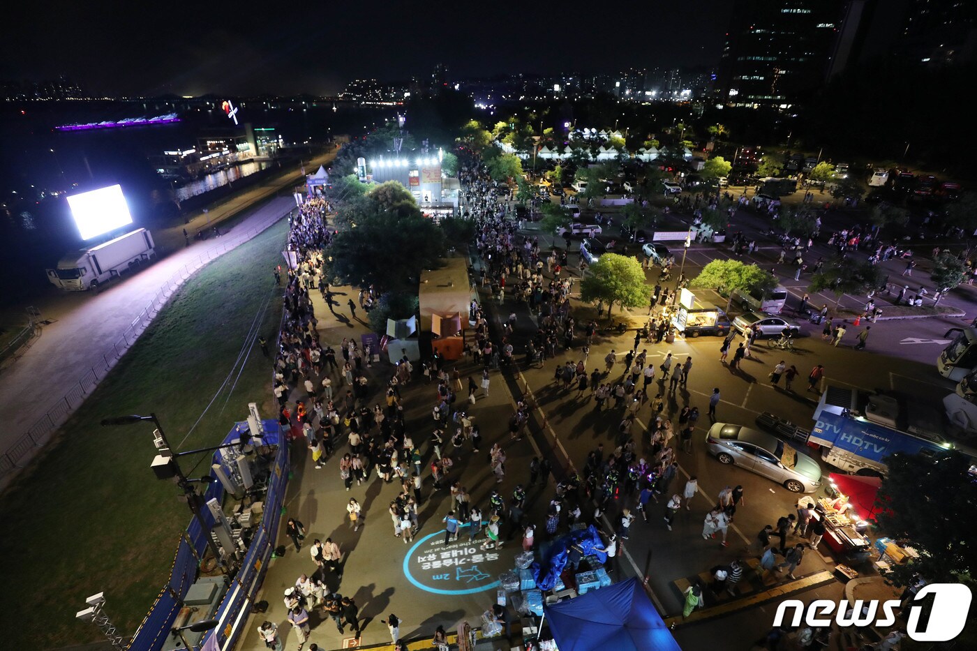 17일 오후 방탄소년단(BTS) 데뷔 10주년 기념행사 'BTS 페스타'가 열린 서울 여의도한강공원에서 아미들과 시민들이 불꽃축제 관람을 마치고 귀가하고 있다. 2023.6.17/뉴스1 ⓒ News1 박세연 기자