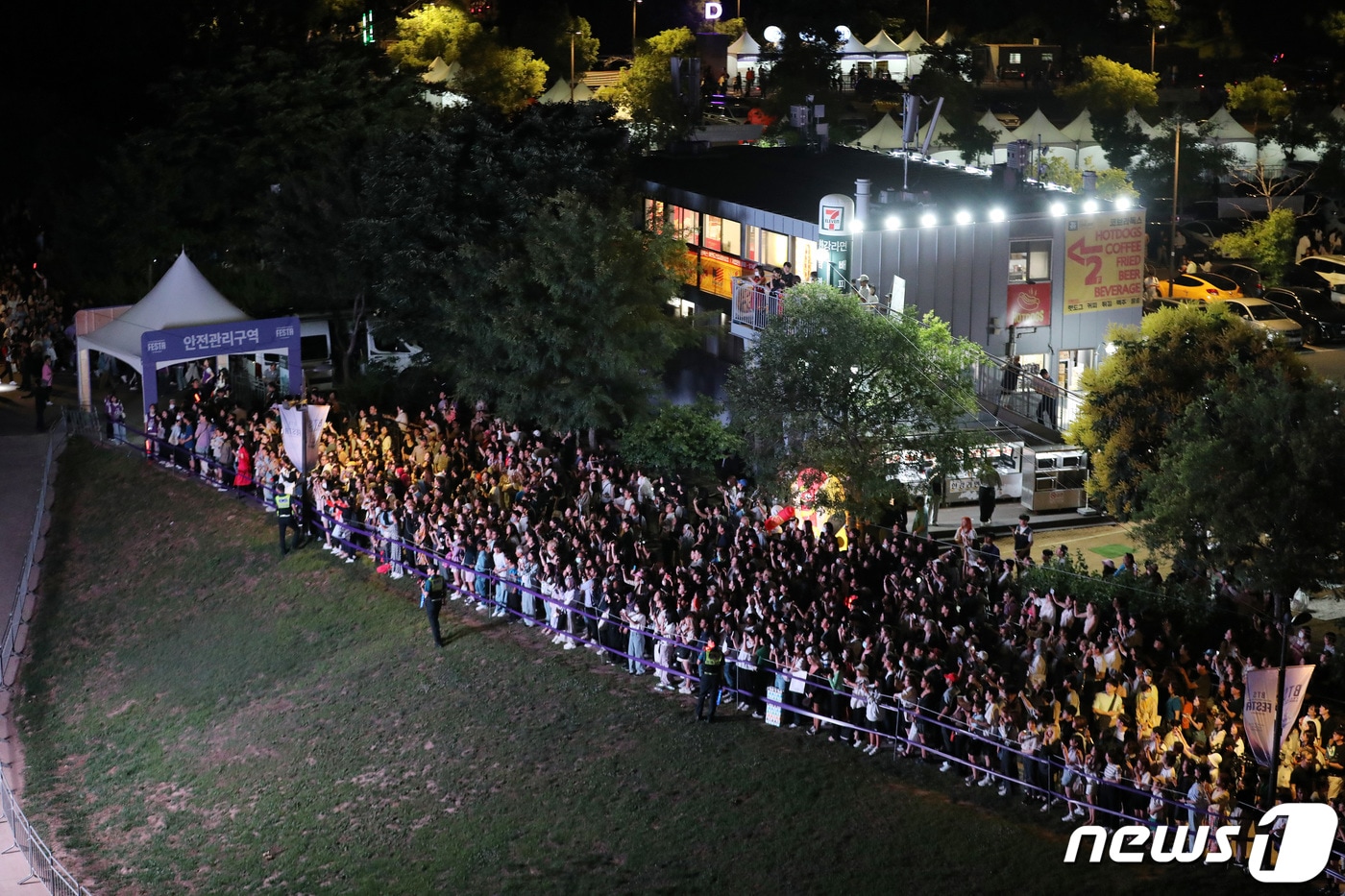 지난 17일 BTS페스타 서울 여의도 한강공원에서 시민들이 불꽃축제를 관람하는 모습.  ⓒ News1 