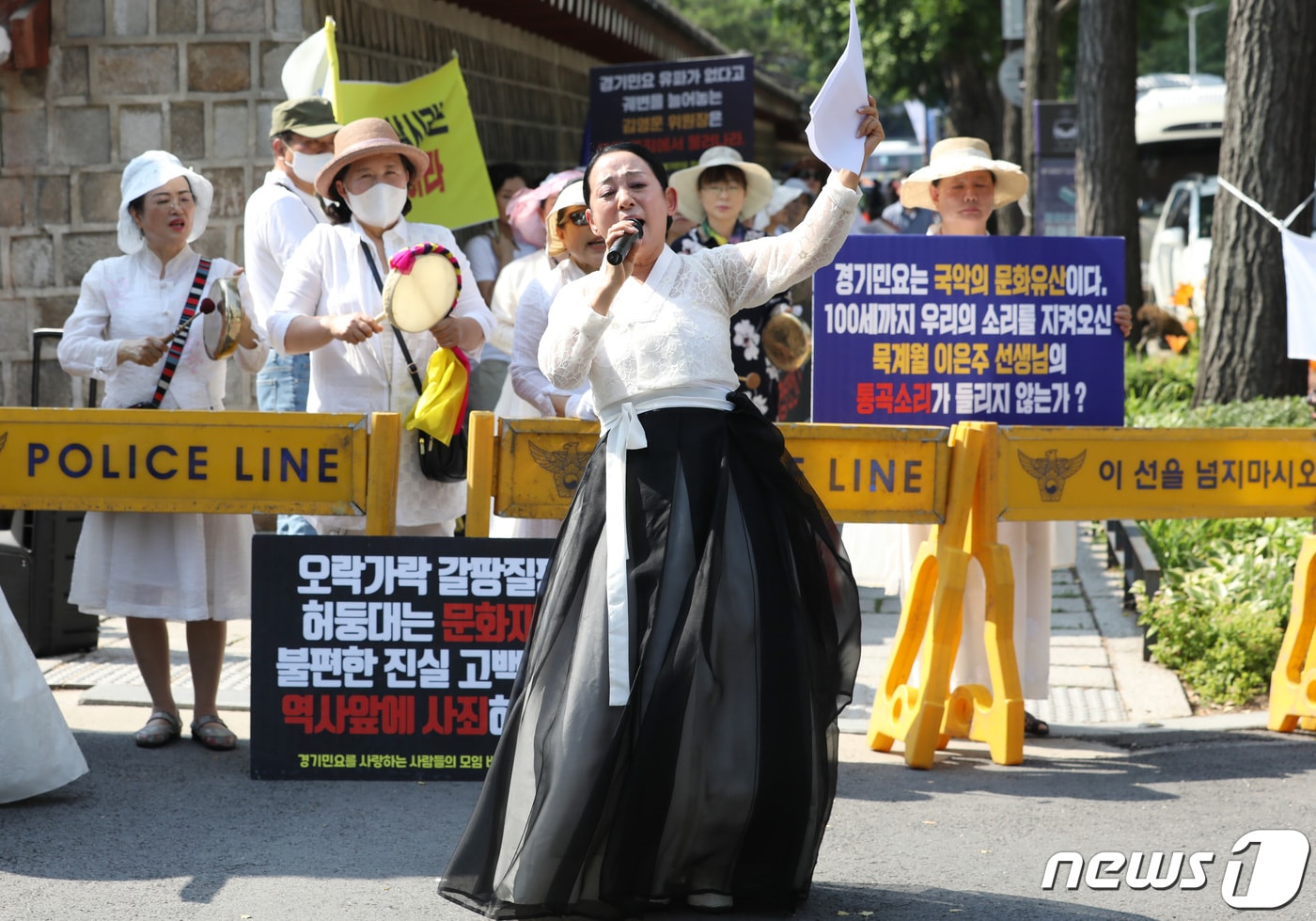 국가무형문화재 경기민요 전승자들이 19일 서울 종로구 국립고궁박물관 앞에서 문화재청의 경기민요 무형문화재 인정 심의를 규탄하는 집회를 하고 있다. 앞서 문화재청은 일부 유파의 경기민요 전승자들만 국가무형문화재 보유자로 인정하겠다고 예고했다. 2023.6.19/뉴스1 ⓒ News1 김민지 기자