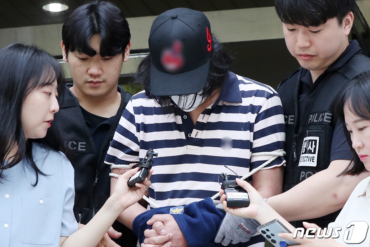 층간누수 문제로 다투던 이웃 70대 여성을 살해한 혐의를 받는 정모씨가 19일 오전 서울 양천구 서울남부지방법원에서 열린 영장실질심사를 마친 뒤 법원을 나서고 있다. 2023.6.19/뉴스1 ⓒ News1 민경석 기자