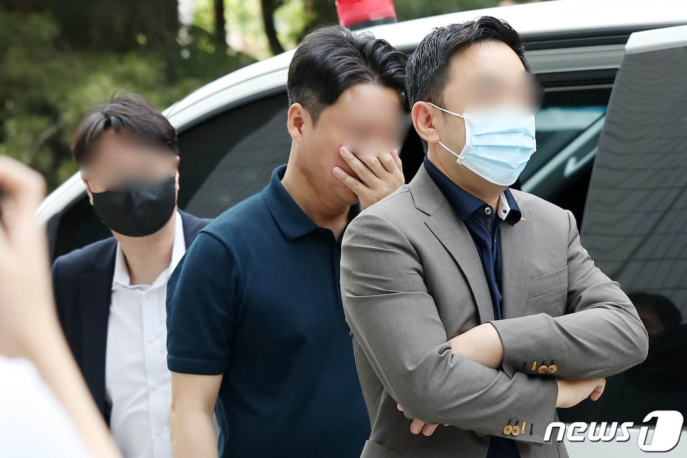 전기차 업체 에디슨모터스의 주가조작에 가담한 혐의를 받는 인수합병(M&A) 전문가 이모씨 등 일당이 19일 오전 서울 양천구 서울남부지방법원에서 열린 영장실질심사에 출석하고 있다. 2023.6.19/뉴스1 ⓒ News1 민경석 기자