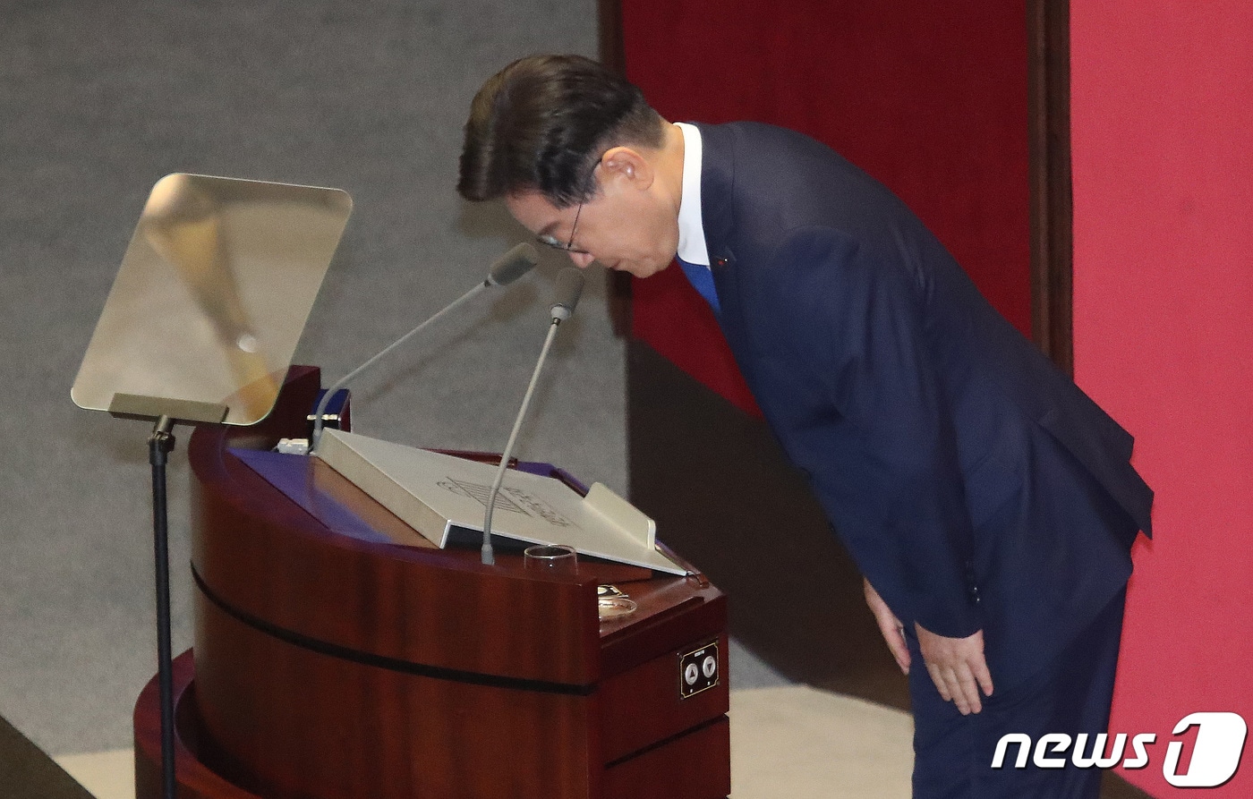 이재명 더불어민주당 대표가 19일 오전 서울 여의도 국회에서 열린 제407회국회(임시회) 4차 본회의에서 교섭단체 대표연설을 마치고 고개 숙여 인사하고 있다. ⓒ News1 임세영 기자