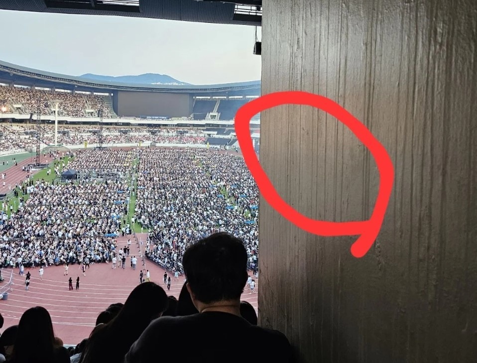 브루노 마스 콘서트 A석의 시야. 기둥에 가려 무대와 전광판이 아예 보이지 않는다. 정면에 보이는 전광판은 공연에 사용되지 않은 사이드 전광판이다. (온라인 커뮤니티 갈무리)