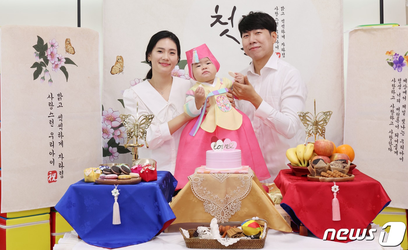 칠곡군 아이누리장난감도서관의 돌상 무료 대여서비스를 이용한 석적읍 장동화 양 부모들이 기념사진을 찍고 있다. (칠곡군 제공)