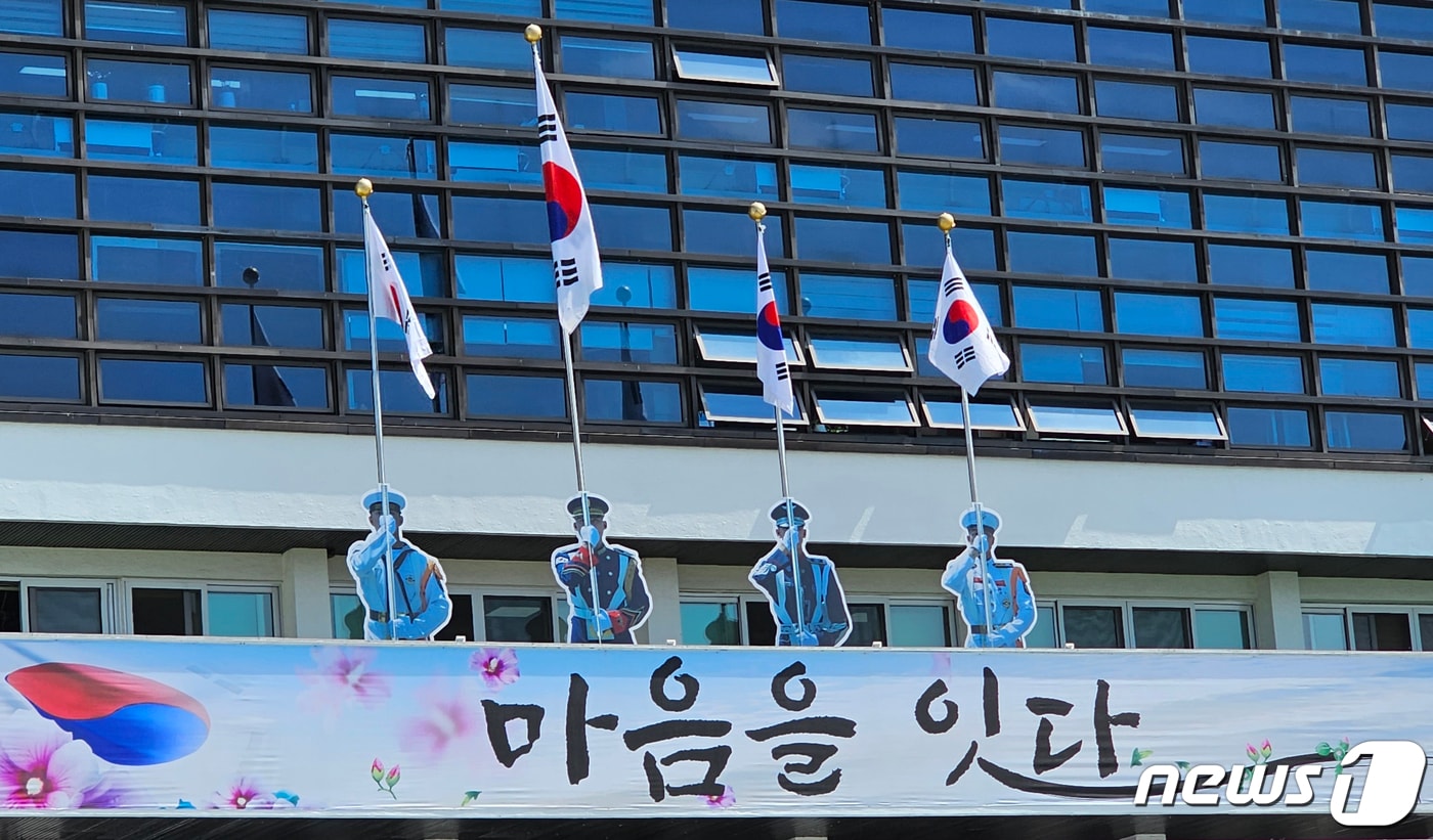 경북 구미시는 2일 시청사 태극기 게양대에 앰비언트 기법을 이용해 육·해·공군·해병대 등 4군 의장대 모습의 실사 등신대를 결합해 마치 실제 의장대가 깃대를 들고 있는 듯한 모습의 조형물을 설치했다. 2023.6.2/뉴스1 ⓒ News1 정우용 기자
