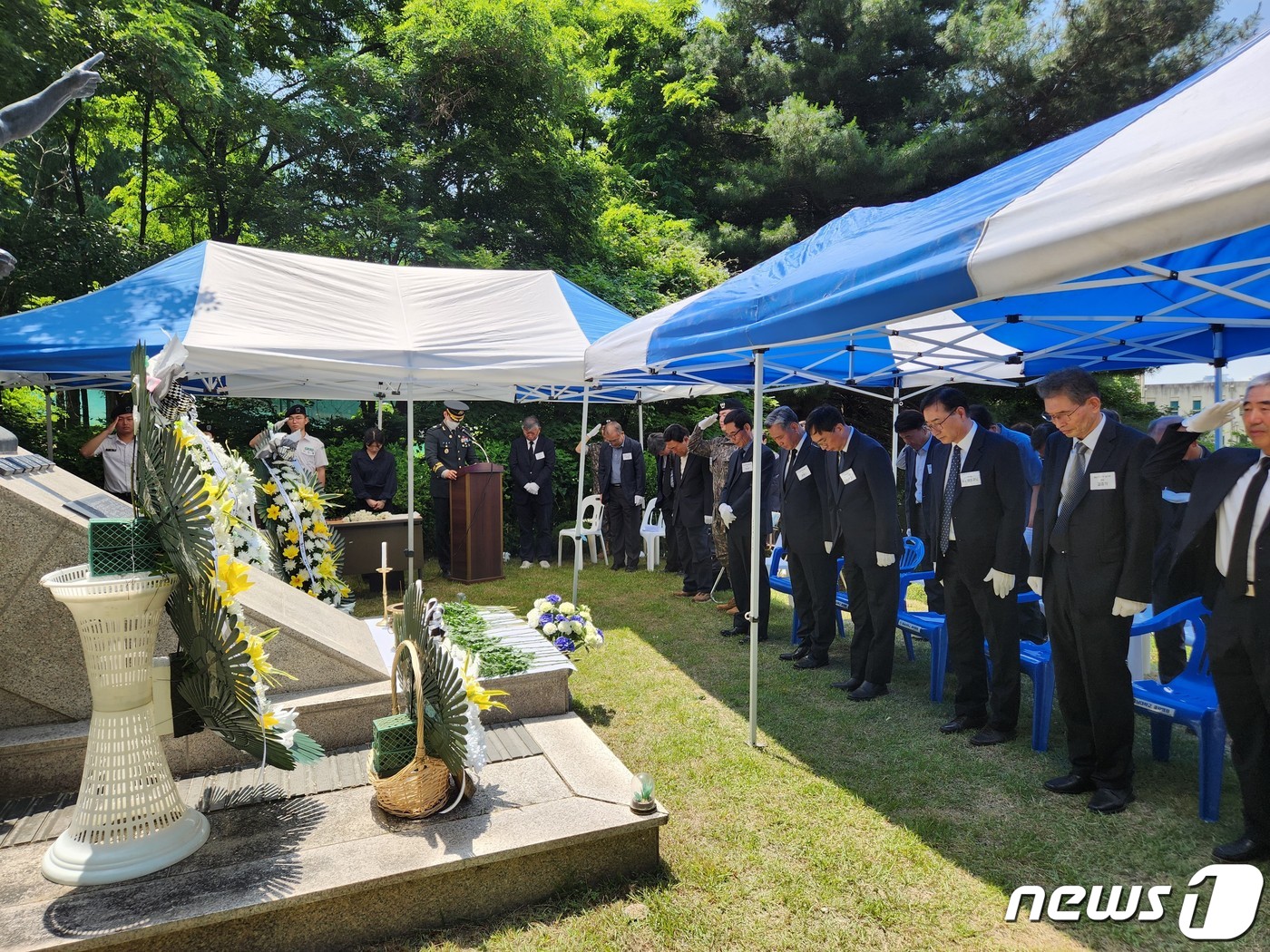 2일 충남대에서 '제43주기 고(故) 권영주 중위 추모 행사'가 열려 참석자들이 묵념을 하고 있다.(충남대 제공)/뉴스1