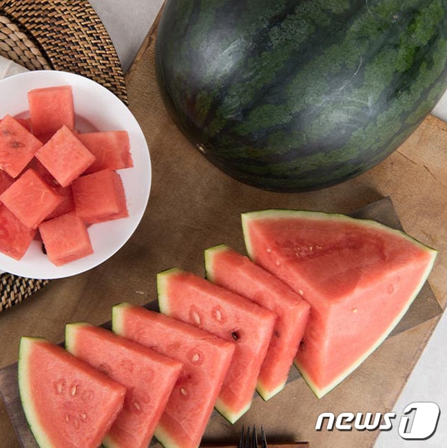 ‘고창수박’이 현대백화점에서 진행한 특별 판매전에서 완판 기록을 세우며 대박을 냈다. 고창흑수박(고창군 제공)2023.6.20/뉴스1