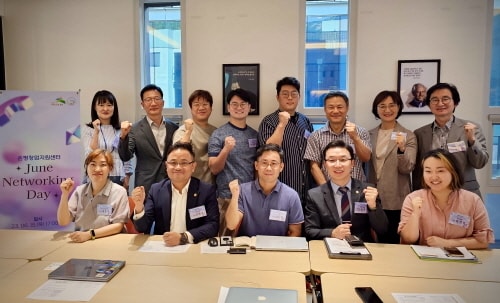 신봉규(첫째줄 왼쪽에서 두 번째), 양기열(네 번째) 구의원 등이 참석한 은평창업지원센터 입주사 네트워킹 행사 기념촬영을 하고 있다. (은평창업지원센터 제공)