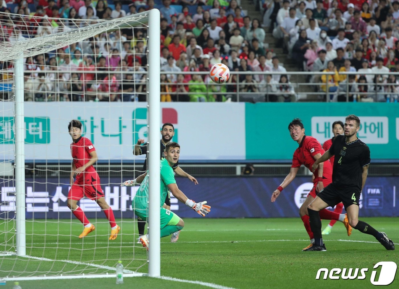 이강인이 20일 대전 유성구 대전월드컵경기장에서 열린 하나은행 초청 대한민국과 엘살바도르의 축구 국가대표 평가전에서 황의조에게 크로스를 하고 있다. 2023.6.20/뉴스1 ⓒ News1 신웅수 기자