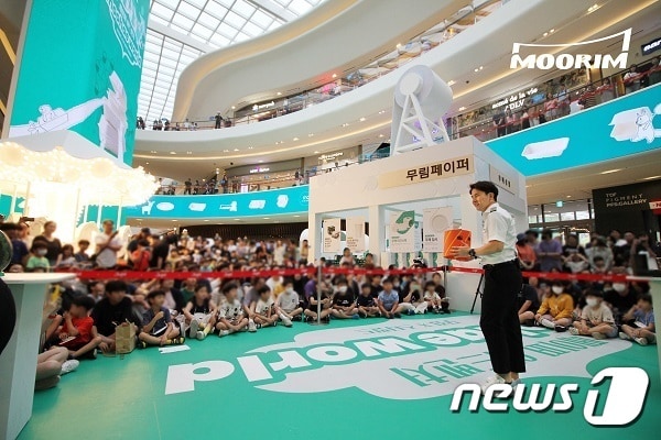 지난 6월 10일, 스타필드 고양점에 마련된 무림페이퍼의 &#39;페이퍼 어드벤처 2023-무해월드&#39;에서 펼쳐진 종이비행기 국가대표 ‘위플레이’의 공연 모습, 사진제공=무림페이퍼