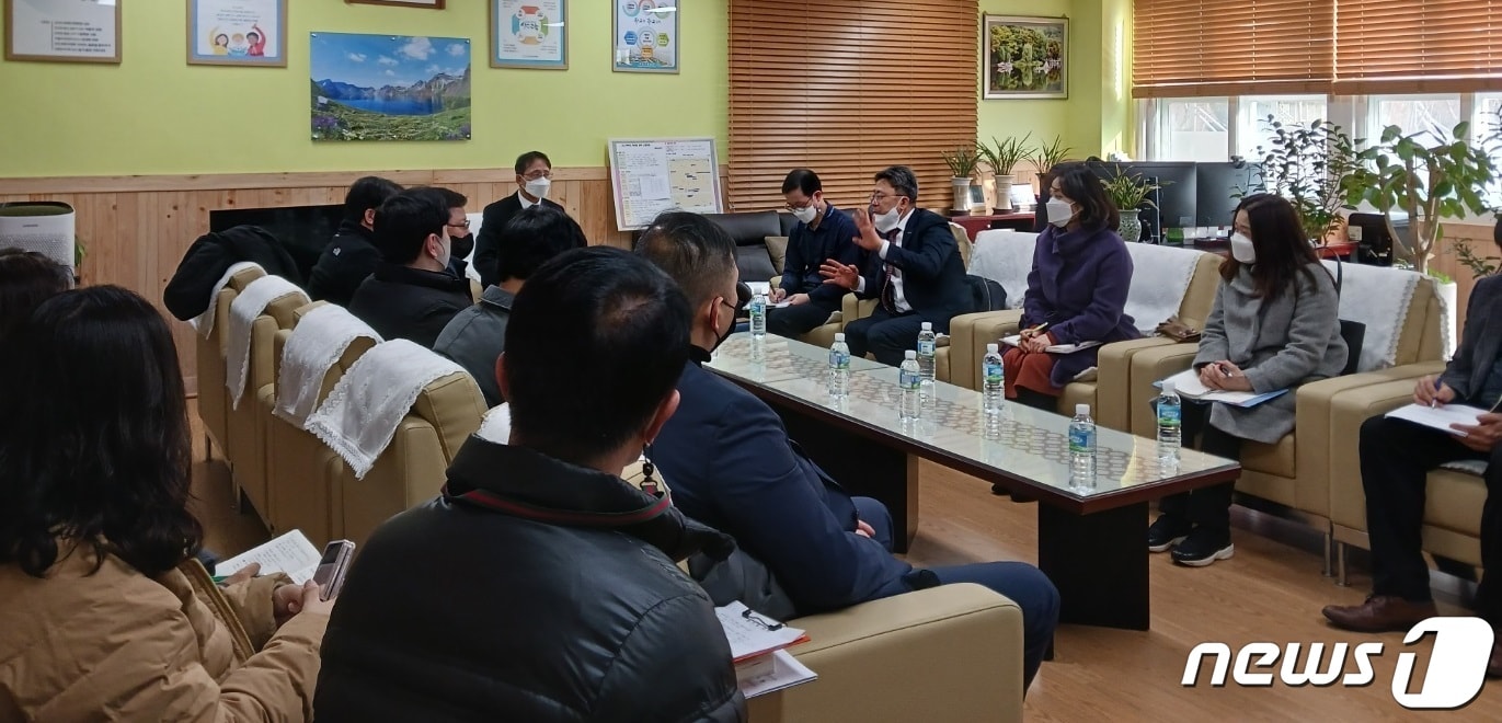지난 1월 용인시가 매봉초 통학로 개방을 위해 개최한 회의에서 참석자들이 의견을 나누고 있다.(용인시 제공)