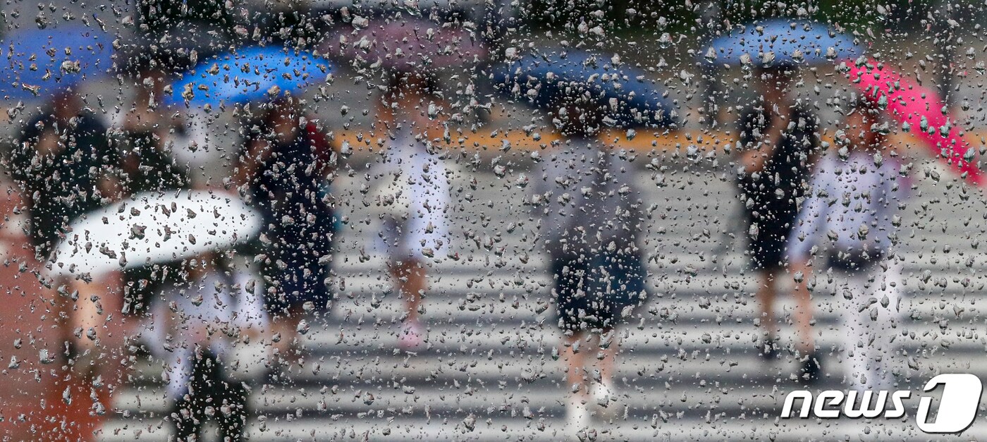 월요일인 26일 충북과 세종은 장마전선(정체전선)이 북상하면서 곳에 따라 100㎜ 안팎의 많은 비가 내릴 전망이다.(자료사진)/뉴스1