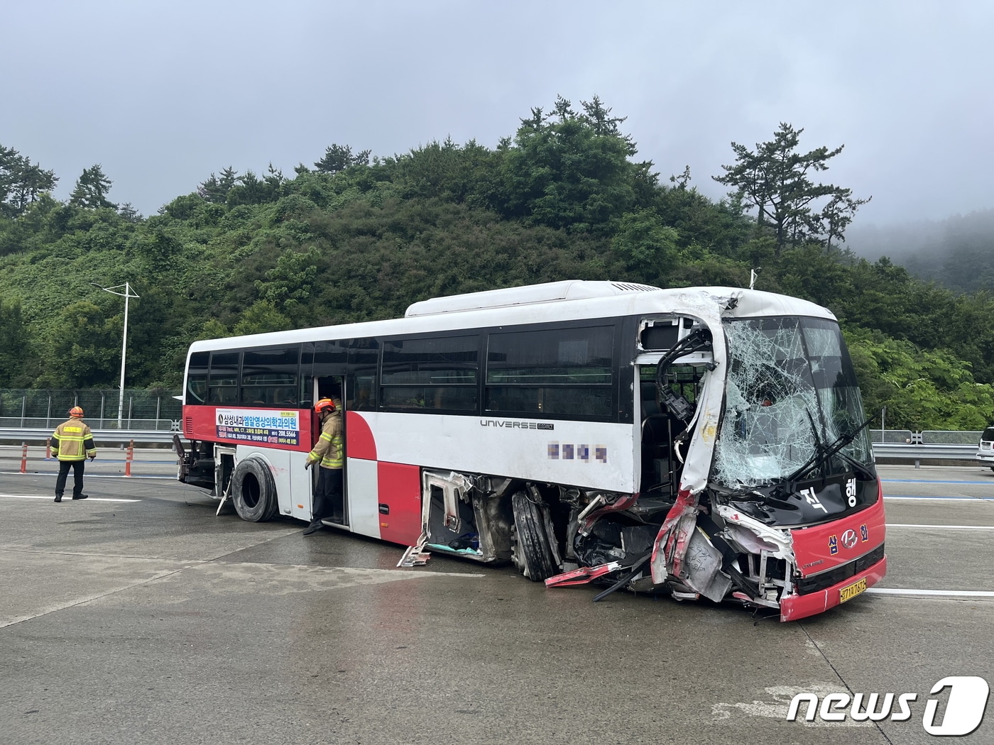 사고가 난 버스.(경남소방본부 제공)