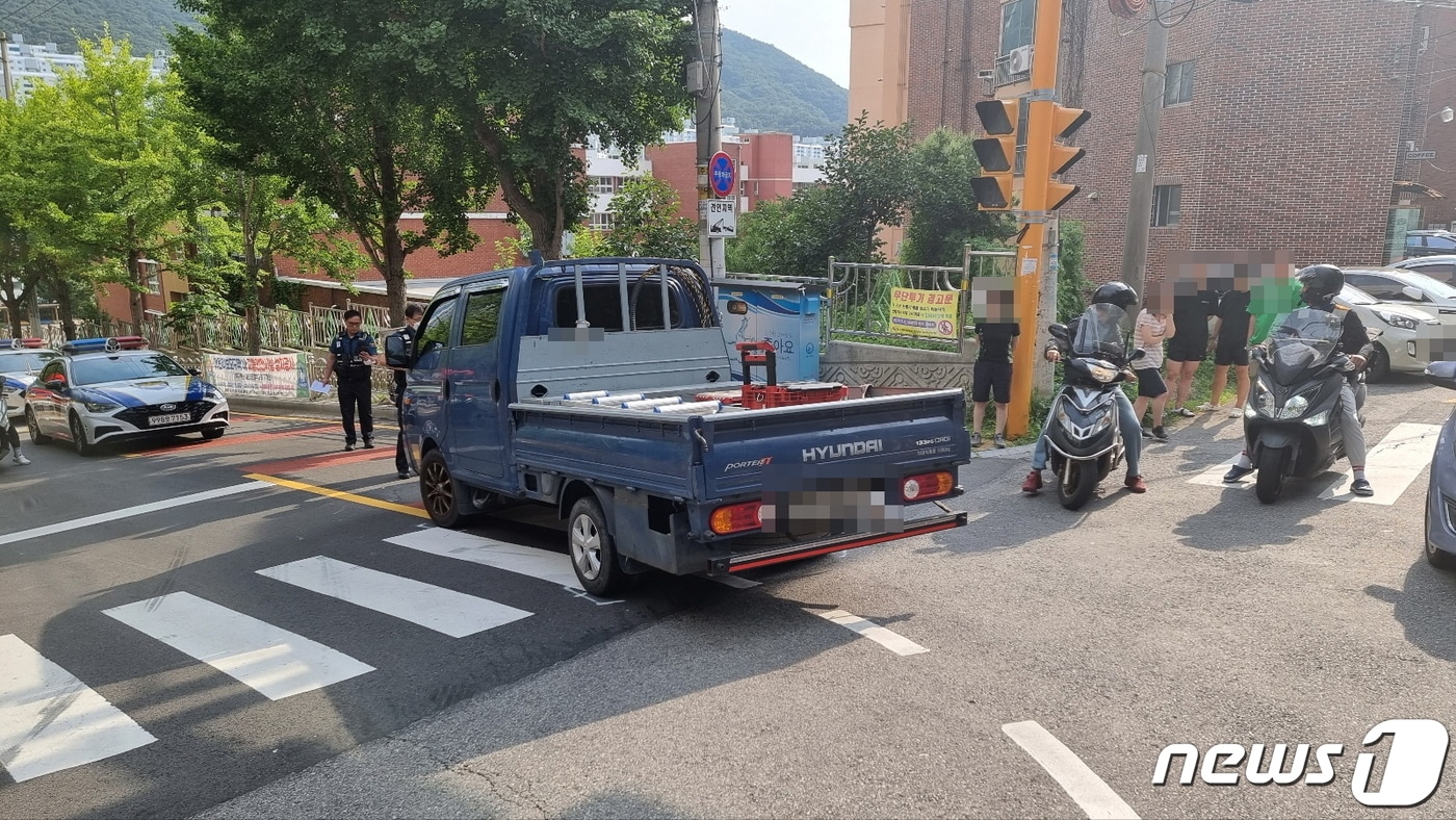 부산 북구 백산초 앞 도로에서 퇴근하던 교사가 좌회전하던 차량에 치여 혼수상태에 빠졌다. 사진은 사고 차량.(부산 북부서 제공)