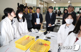 이주호 사회부총리 겸 교육부 장관이 22일 제주 서귀포시 표선고등학교 과학실습실에서 과학 수업을 참관하고 있다. 표선고는 2021년부터 국제 바칼로레아 디플로마를 운영하고 있다. 뉴스1 DB