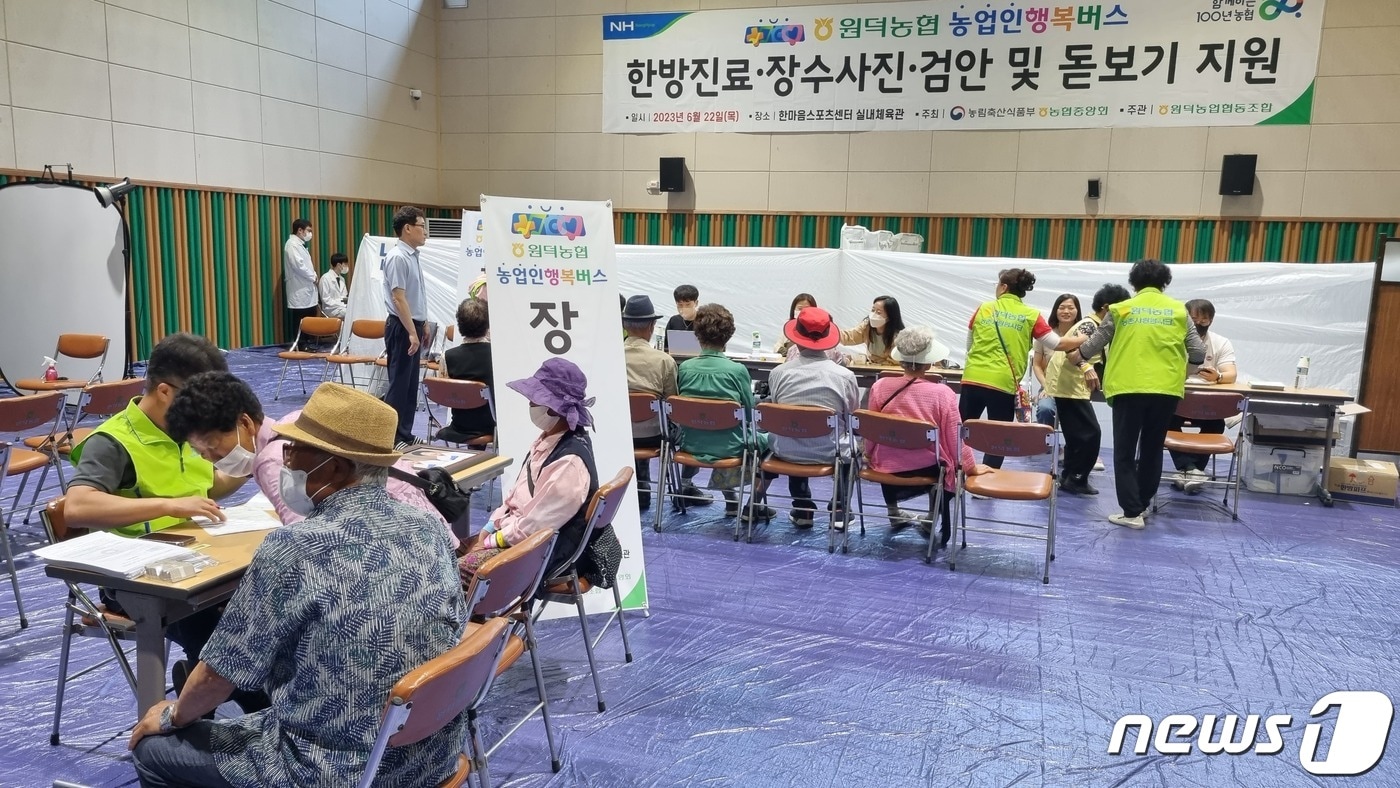 찾아가는 복지사업 ‘농업인 행복버스’.(농협 삼척시지부 제공) 2023.6.22/뉴스1